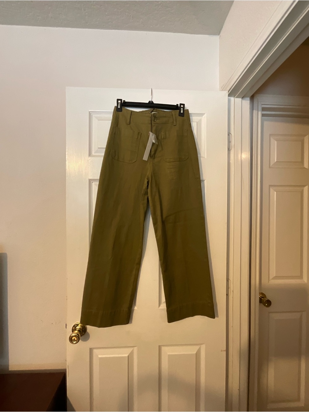 Boutique Olive Wide-Leg Capri Pants